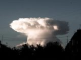 Огромный «ядерный гриб» в небе перепугал россиян