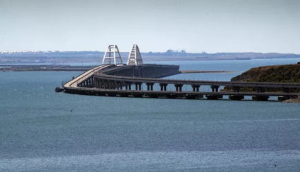 В Крыму слышны звуки выстрелов, перекрыт Крымский мост