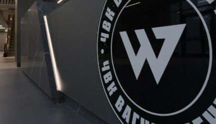 Окна в &laquo;Вагнер Центре&raquo; в Петербурге освещены в форме креста