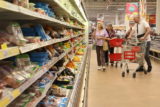 «Экономят на кефире»: россияне массово сокращают траты на продукты