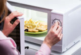 Микроволновка сразу превращает эти продукты в яд