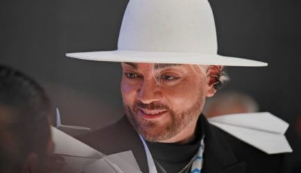 Крепкие мужчины волокли переделанного Киркорова после концерта: что с артистом