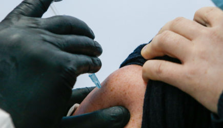 Инфекционист Поздняков заявил о низком иммунитете россиян перед новым штаммом COVID