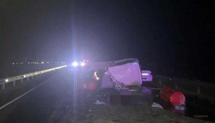 Три человека погибли в аварии с грузовиком в Новосибирской области