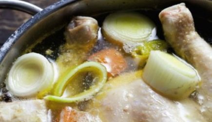 Бульон может вызвать рак: откажитесь от этих частей курицы при варке