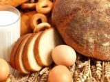 Врачи предупредили об опасности сочетания молока и хлеба