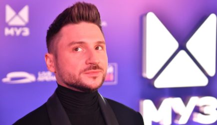 Лужа на сцене: с Лазаревым произошел конфуз