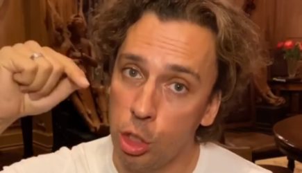 &laquo;Воющий Убегалкин&raquo;. В Сети громят мужа Пугачевой за песни Цоя и Шатунова