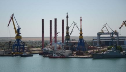 МО: в результате ракетного удара ВСУ по заводу в Керчи повреждён корабль