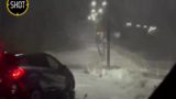 Смытую огромной волной под машину во время шторма россиянку сняли на видео