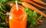 Не поглощайте стаканами: любителей морковного сока предупредили о вреде этого напитка