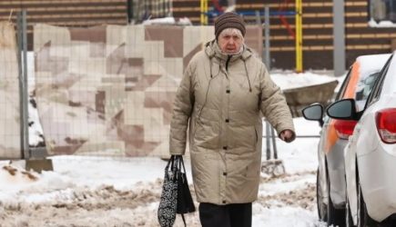 Российским пенсионерам в декабре начислят на карты &laquo;Мир&raquo; сразу две пенсии: даты и суммы