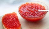 Убьет печень и почки: врач рассказала об опасности красной икры