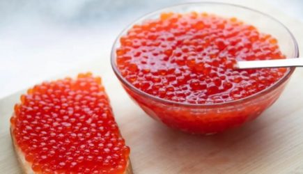 Убьет печень и почки: врач рассказала об опасности красной икры