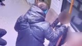 Драка пенсионерки и молодой россиянки в вагоне метро попала на видео