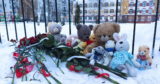 Стихийный мемориал появился у гимназии в Брянске после стрельбы