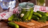 Огурцы можно спасти: мутный рассол спасет хитрый трюк — это придумал настоящий гений