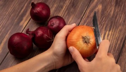 Не выбрасывайте луковую шелуху: вот для чего нужен этот &laquo;мусор&raquo; перед Новым годом