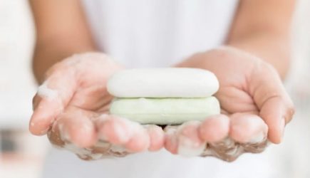 Хитрые хозяйки втыкают гвоздику в каждый кусок мыла &mdash; и вот зачем они это делают