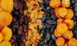 Назван сухофрукт, обязательный в рационе женщин старше 50 лет: новое открытие ученых поражает