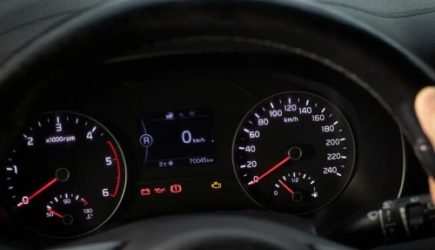 Зажмите эту кнопку в салоне авто &mdash; все ошибки появятся на &laquo;приборке&raquo;: не поверите, что это возможно