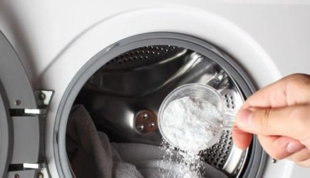 Киньте 2 ложки прямо в стиралку: посеревшие вещи ослепят белизной &mdash; копеечный способ