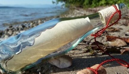 Старый рыбак нашел пересекшее океан послание в бутылке, а там было написано это…
