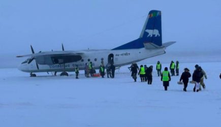 В Якутии самолет с десятками пассажиров сел на замерзшую реку