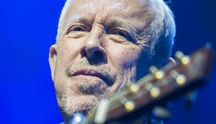 Вынужденного продавать себя Макаревича* осмеяли: «Гнусавый старец»