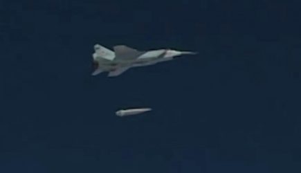 Групповой удар. Ракеты &laquo;Кинжал&raquo; разнесли в щепки военные объекты Украины