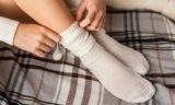 Посеревшие носки ослепят белизной: замочите их в этом растворе — запрыгаете от радости, увидев результат