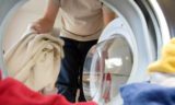 Всего 1 чайную ложку в машинку: пятна с вещей исчезнут без следа &mdash; отбеливатель не нужен