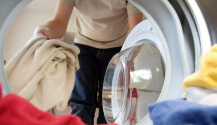 Всего 1 чайную ложку в машинку: пятна с вещей исчезнут без следа &mdash; отбеливатель не нужен