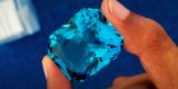 На таможне во Владивостоке огромный драгоценный камень распилили на две части