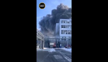 В Ростовской области горит Шахтинский полиэфирный завод, открывшийся прошлым летом