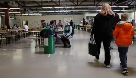 Большинство граждан Латвии не увидели пользы в украинских беженцах