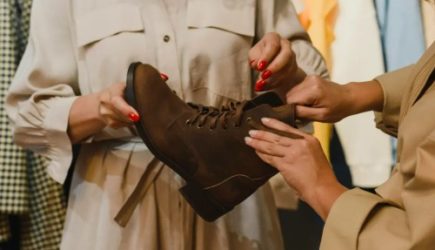 Зачем тереть замшевую обувь молоком — топовые лайфхаки сделать ее как новой