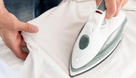 Залейте минералку прямо в утюг: суперский результат поразит даже бывалых хозяек