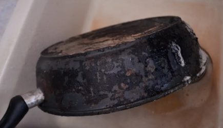 2 горсти этой крупы на сковородку: черный нагар отвалится сам — хитрость мудрых хозяек