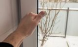 На улице лютый мороз, а дома ни сквозняка: утеплите окна зимой — 3 топовых способа