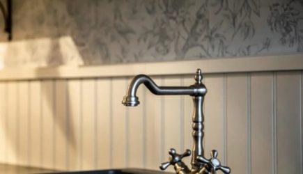 Зачем обливать маслом кран на кухне и в ванной: удивитесь и обрадуетесь &mdash; ослепительный эффект