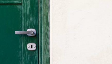 Москвичка выселилась в подъезд из-за беженца с Украины