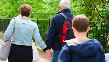 Это не просто романтика &mdash; ученые объяснили, почему так важно держаться за руки