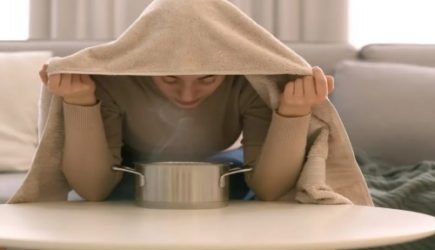 &laquo;Больше вреда, чем пользы&raquo;: хирург объяснил, почему дышать над картошкой при простуде &mdash; не лучшая идея