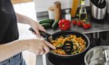 Готовьте теперь только так: к сковороде еда не прилипнет — правила шеф-поваров