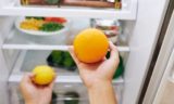 Зачем класть в холодильник посыпанную солью губку: спасение от огромной проблемы &mdash; хитрый лайфхак для хозяек