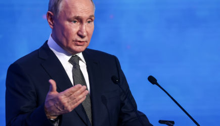 Путин поздравил россиян с Днем защитника Отечества