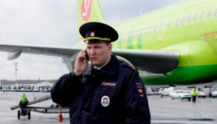 Baza: пассажиры самолета отбили у&nbsp;полиции выпившего участника СВО