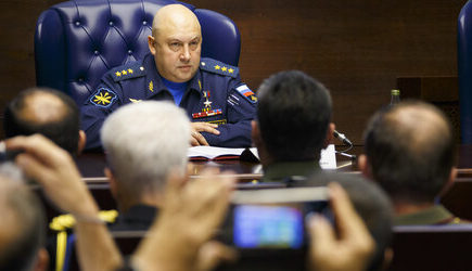 После попытки убрать Суровикина появились тексты о «тайном генерале» Путина