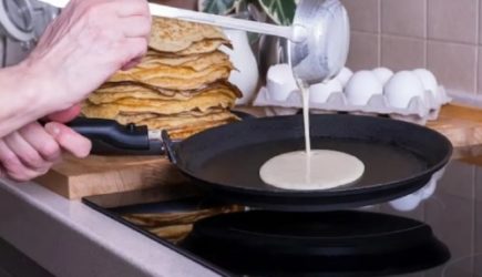 Почему блины рвутся: повар назвала 5 популярных ошибок — не делайте так